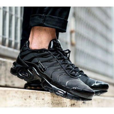 all black air max plus men's